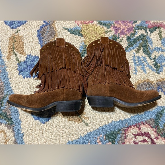 Smoky mountains brown suede with fringe and brass buttons. Girls size 9 - Picture 2 of 7